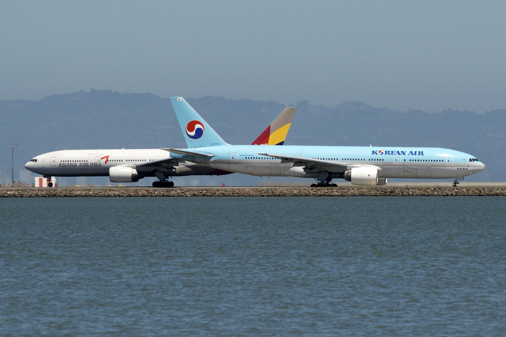 Photo of Asiana Airlines HL7756, Boeing 777-200
