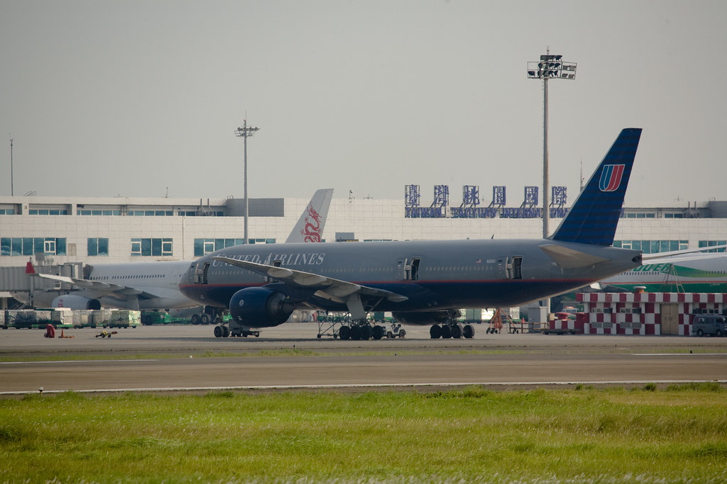 Photo of United N216UA, Boeing 777-200
