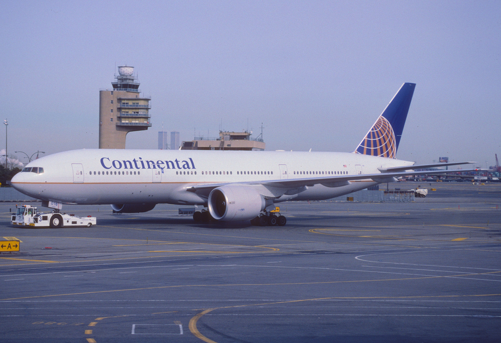 Photo of United N57016, Boeing 777-200