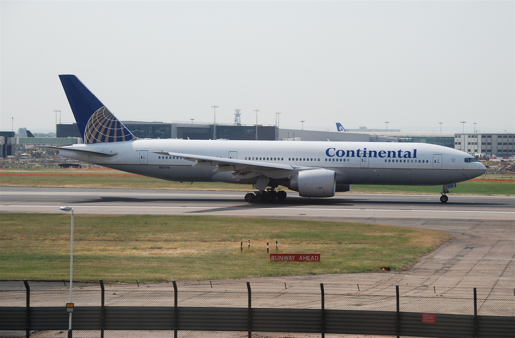 Photo of United N57016, Boeing 777-200