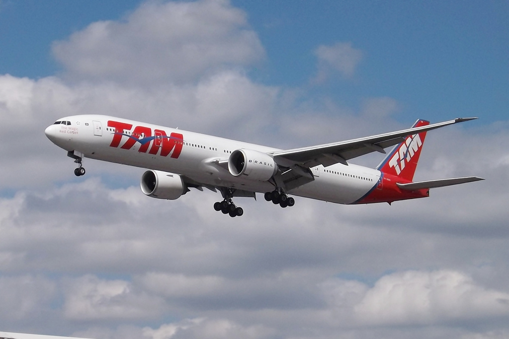 Photo of TAM Linhas Aereas PT-MUD, Boeing 777-300