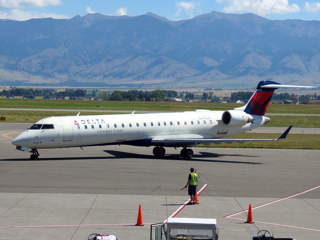 Photo of Skywest Airlines N641CA, Canadair CRJ-700