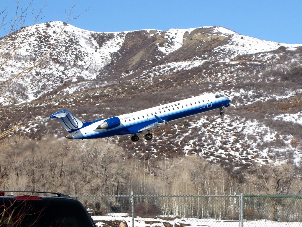 Photo of Skywest Airlines N744SK, Canadair CRJ-700
