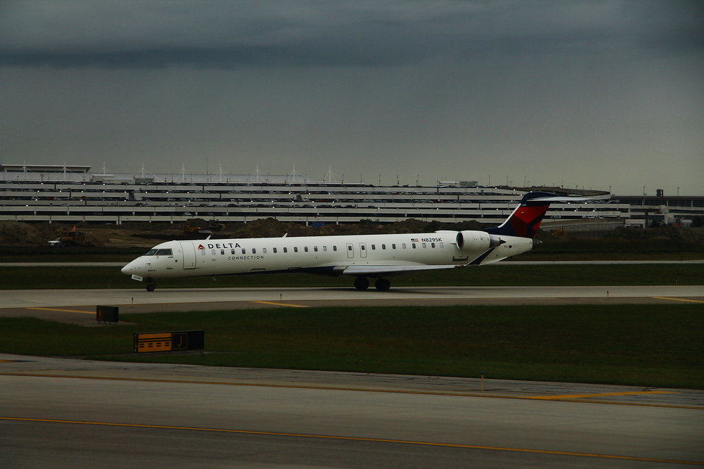 Photo of Skywest Airlines N829SK, Canadair CL-600 Regional Jet CRJ-705
