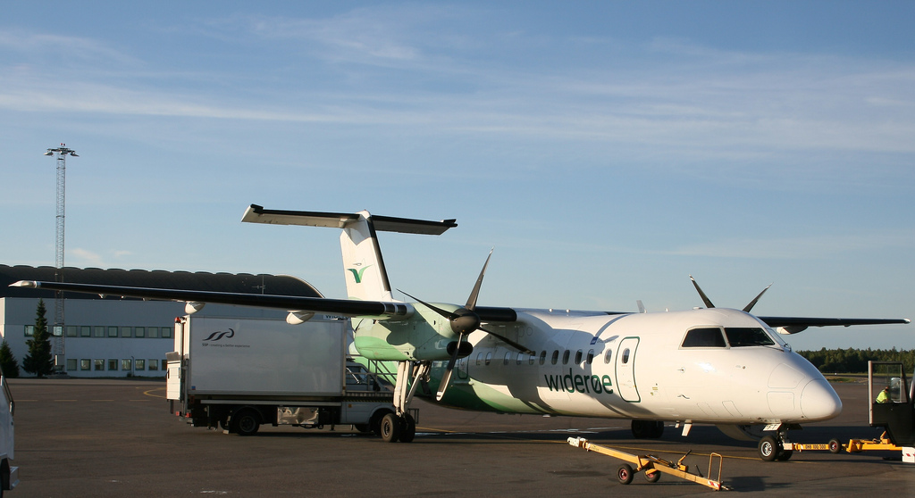 Photo of Wideroe Airlines LN-WFT, De Havilland Dash 8 (300)