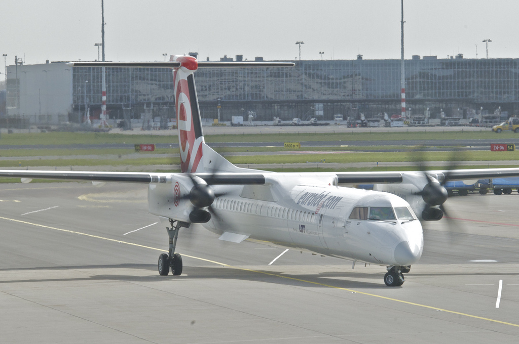 Photo of LOT Polish Airlines SP-EQE, De Havilland Dash 8 (400)