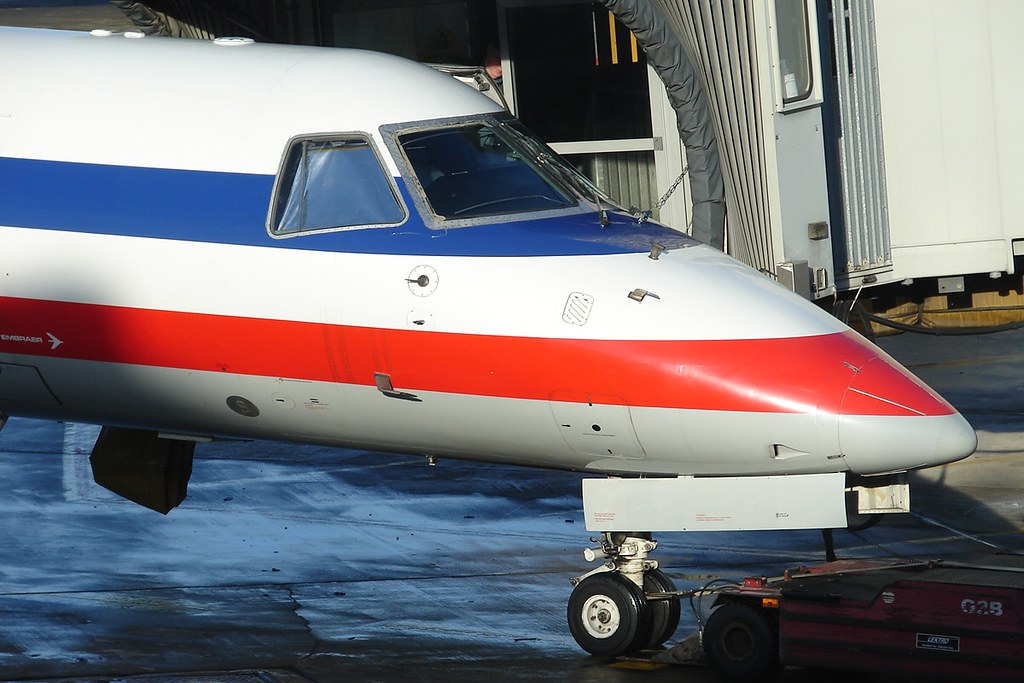 Photo of Envoy Air N816AE, Embraer ERJ-135