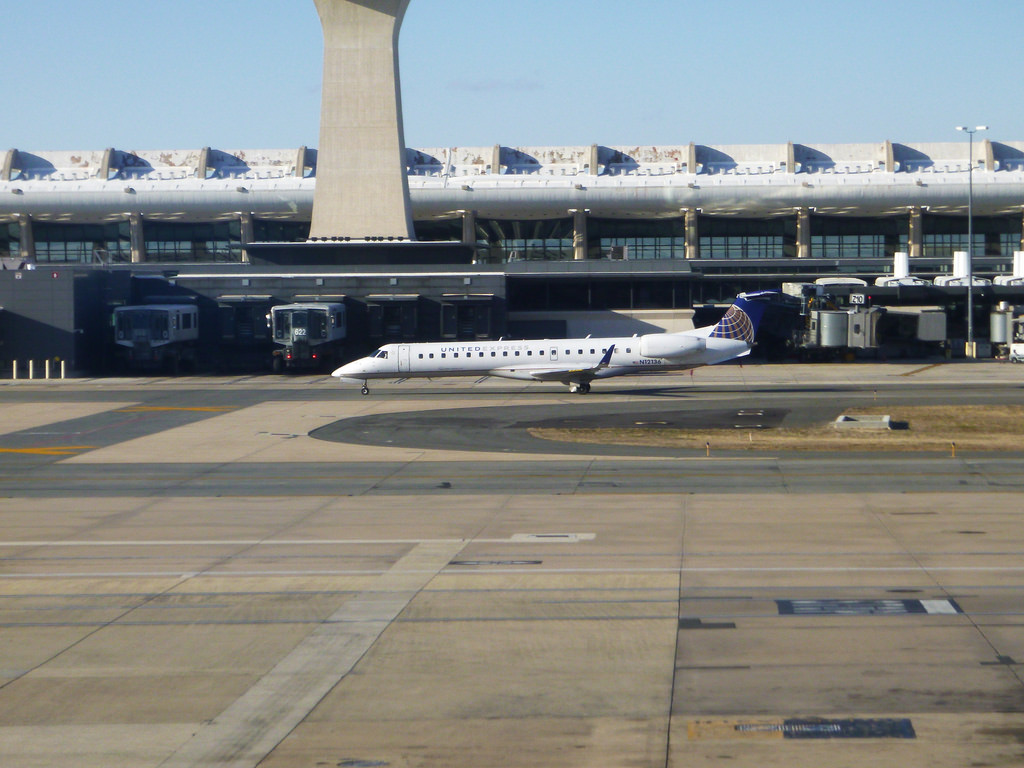 Photo of Expressjet N12136, Embraer ERJ-145