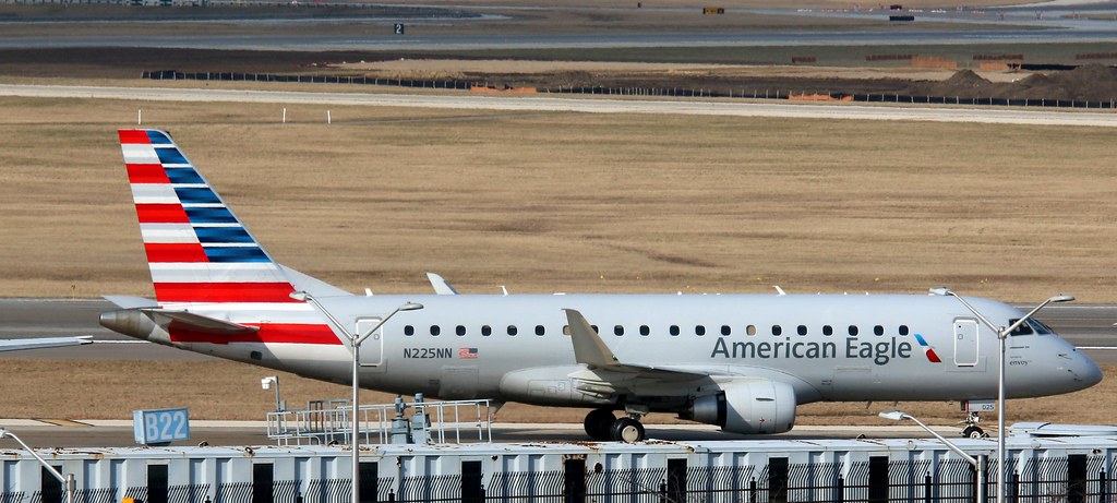 Photo of Envoy Air N225NN, Embraer ERJ-175