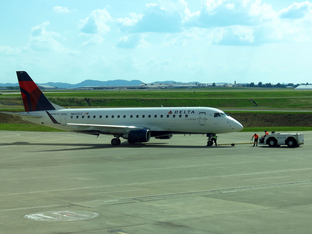 Photo of Compass Airlines N637CZ, Embraer ERJ-175