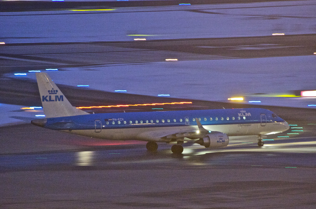 KLM Cityhopper Embraer ERJ-190 at Amsterdam on Oct 1st 2014, hard landing  after automatic approach | AeroInside