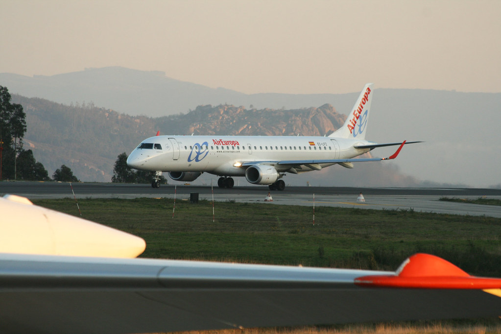 Photo of Aero Nova EC-LFZ, Embraer ERJ-195