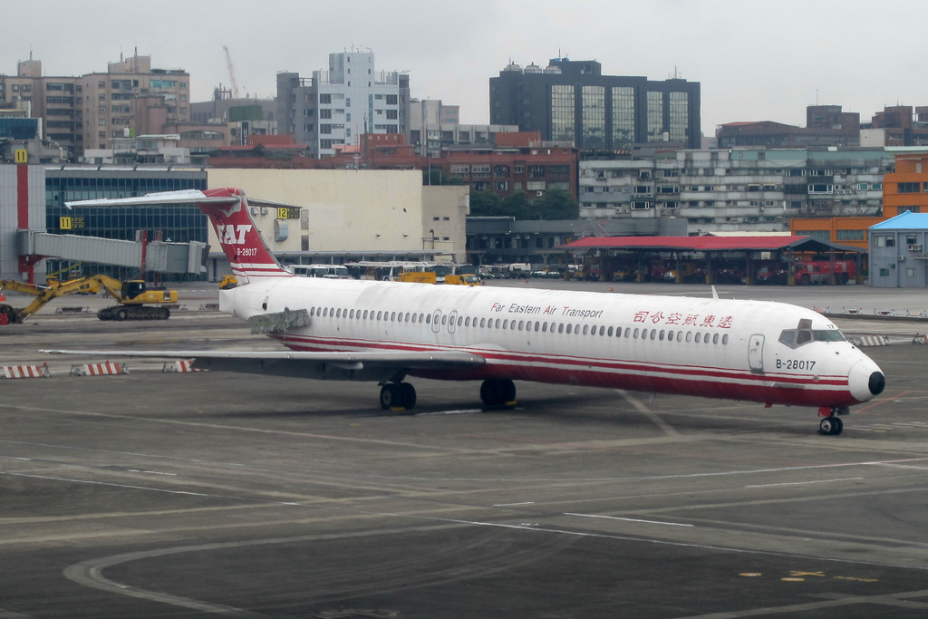Photo of  B-28017, McDonnell Douglas MD-82