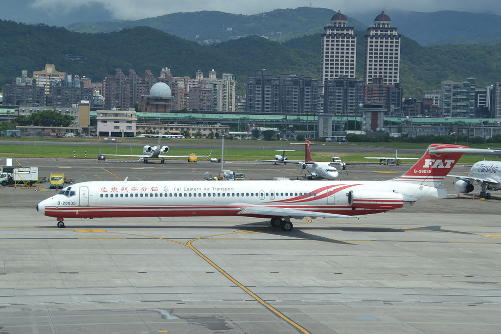Photo of  B-28035, McDonnell Douglas MD-82