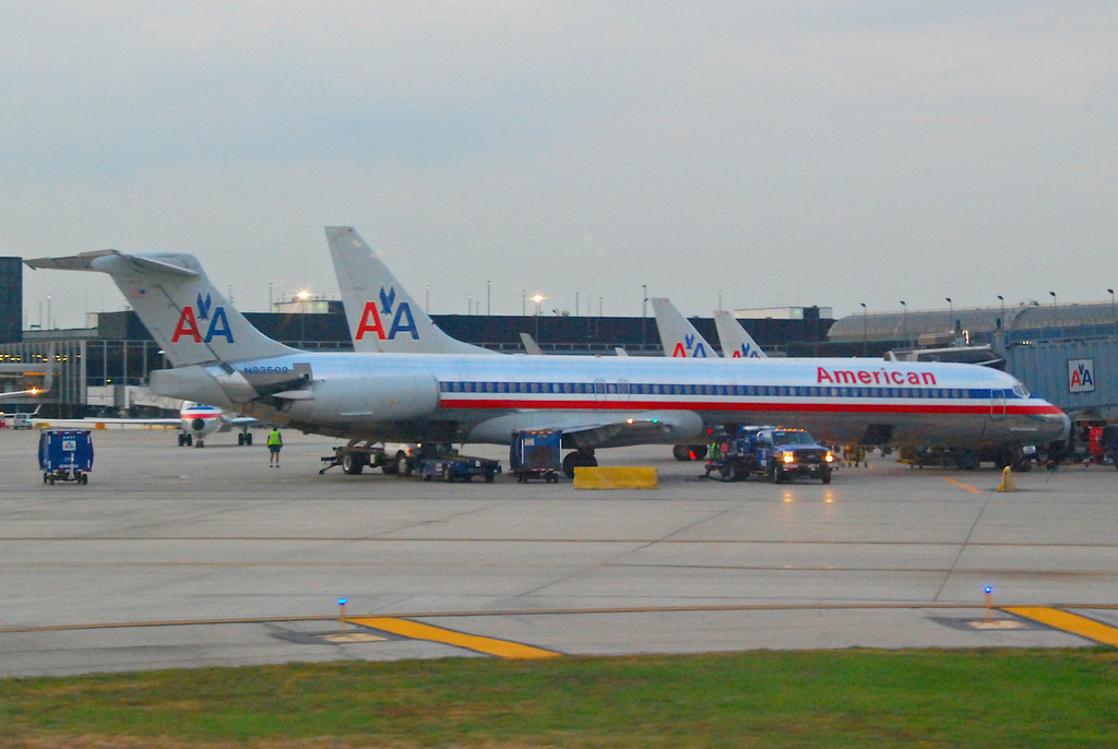 Photo of American Airlines N33502, McDonnell Douglas MD-82