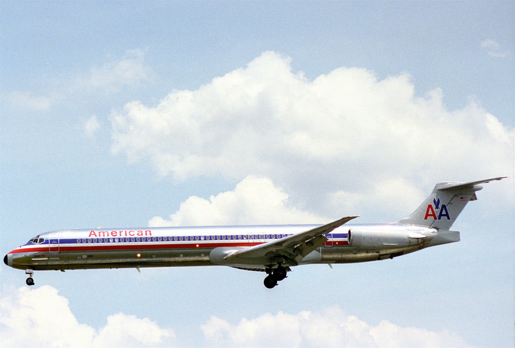 Photo of American Airlines N555AN, McDonnell Douglas MD-82