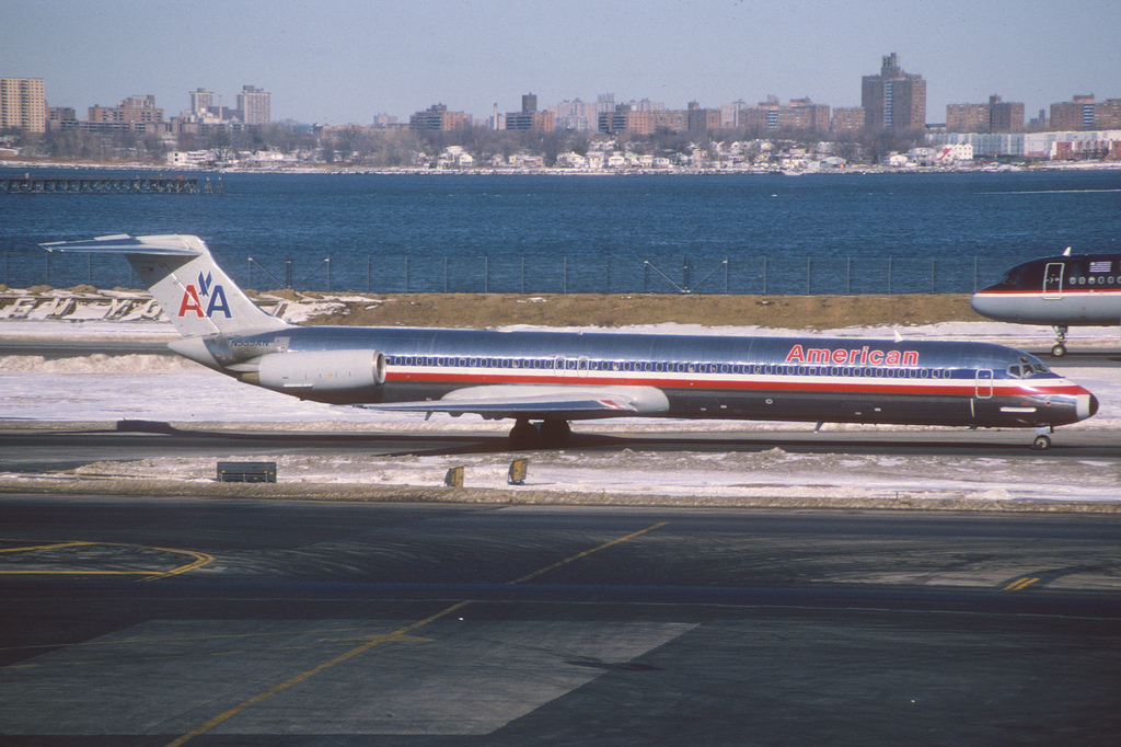 Photo of American Airlines N555AN, McDonnell Douglas MD-82