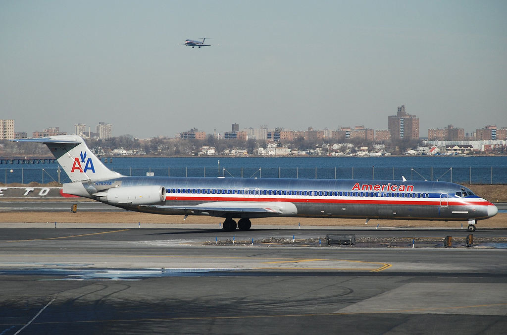 Photo of American Airlines N7525A, McDonnell Douglas MD-82