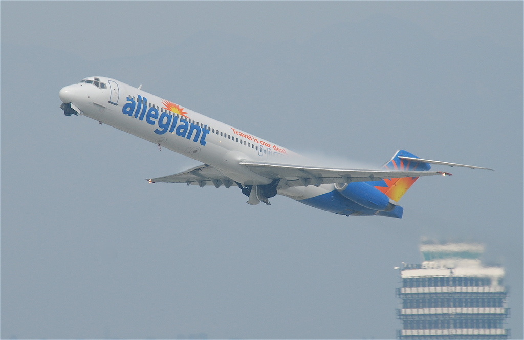 Photo of Allegiant Air N415NV, McDonnell Douglas MD-83