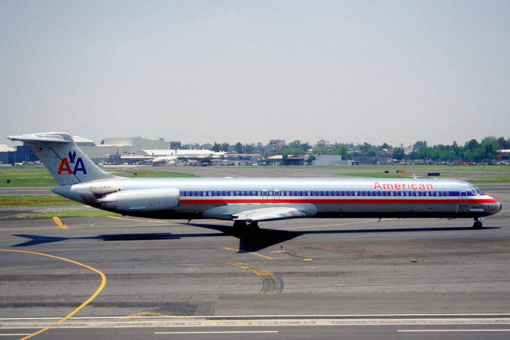 Photo of American Airlines N570AA, McDonnell Douglas MD-83