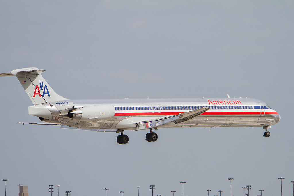 Photo of American Airlines N983TW, McDonnell Douglas MD-83