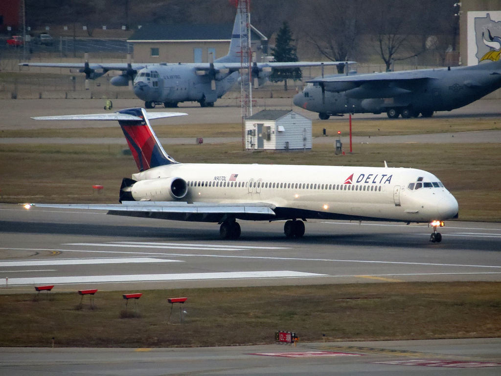 Photo of Delta Airlines N907DL, McDonnell Douglas MD-88