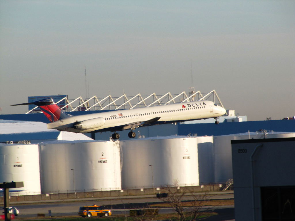 Photo of Delta Airlines N910DL, McDonnell Douglas MD-88