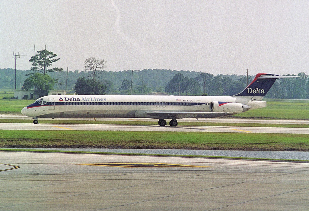 Photo of Delta Airlines N923DL, McDonnell Douglas MD-88