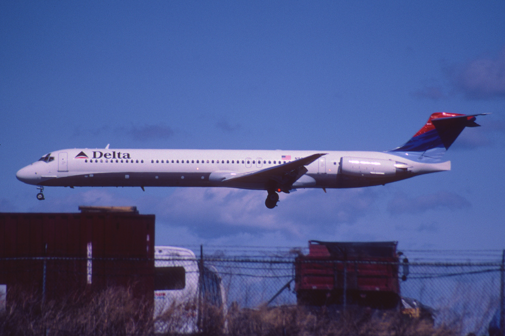 Photo of Delta Airlines N943DL, McDonnell Douglas MD-88