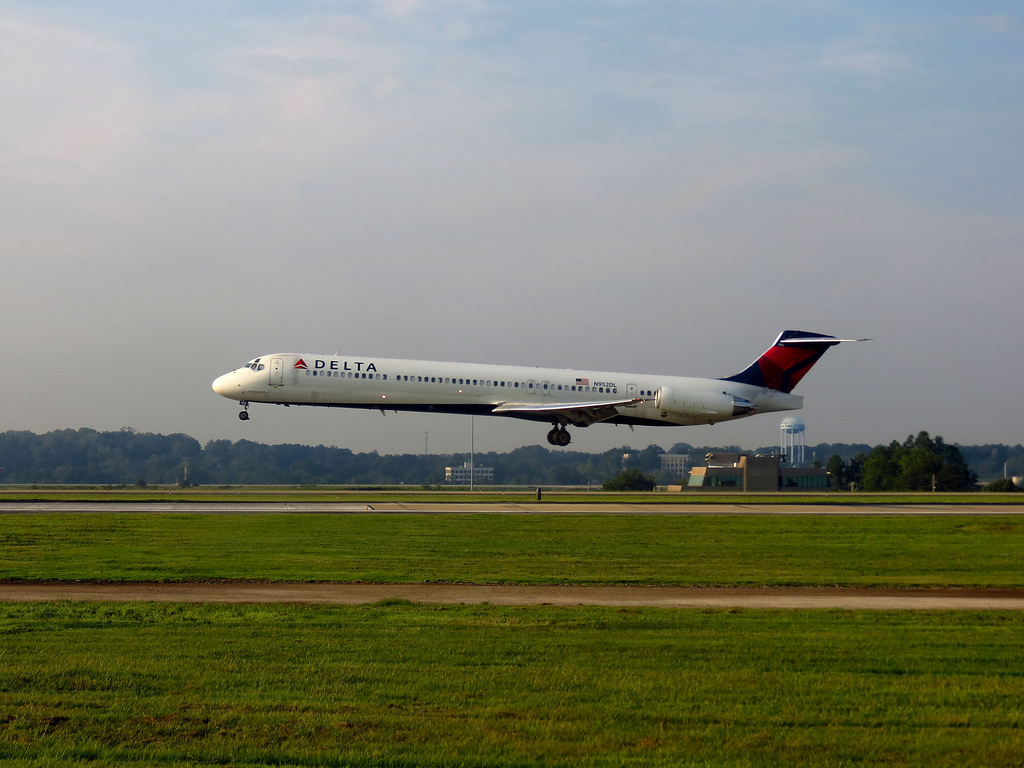 Photo of Delta Airlines N952DL, McDonnell Douglas MD-88