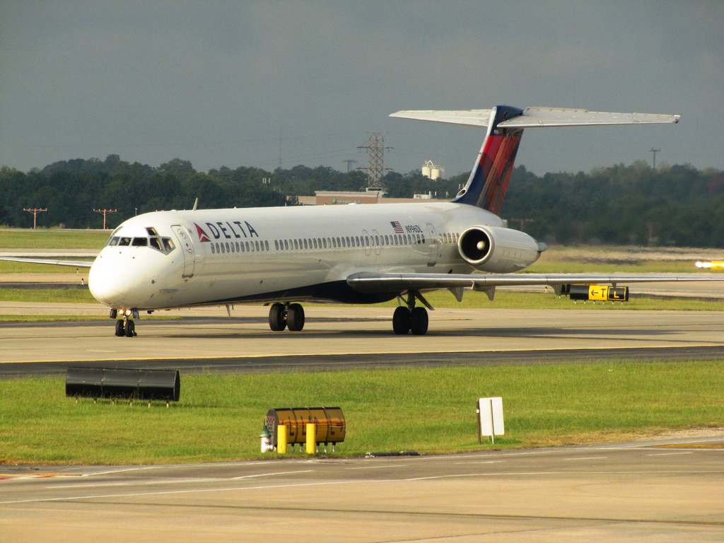 Photo of Delta Airlines N996DL, McDonnell Douglas MD-88