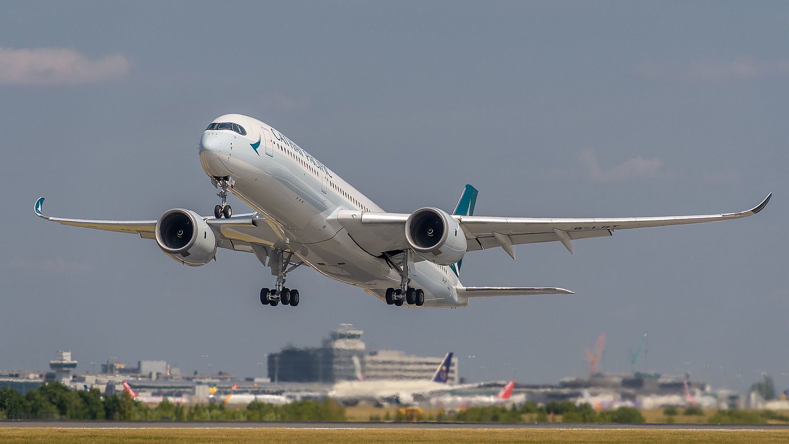 Cathay Pacific A359 over Romania on Mar 6th 2026, turbulence and oil ...