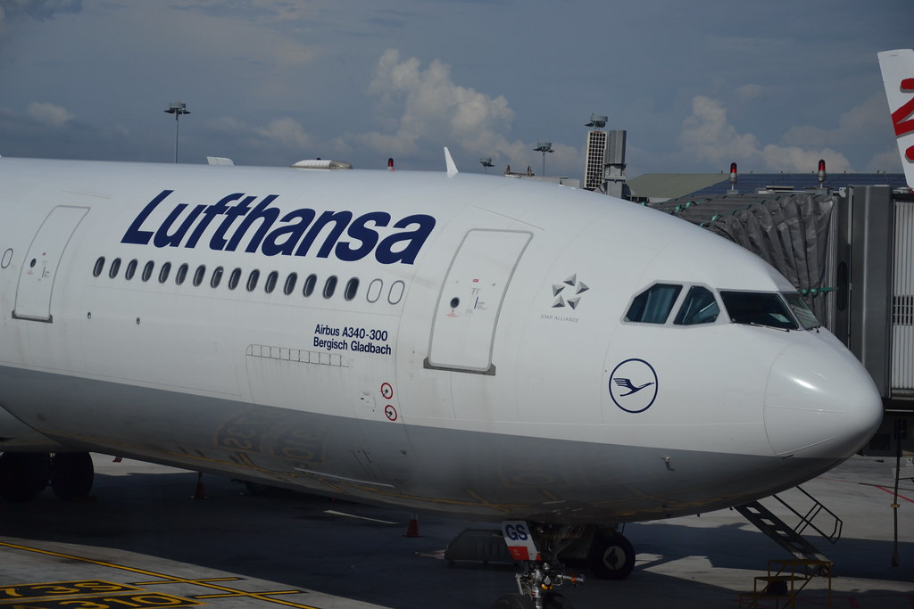 Photo of Lufthansa D-AIGS, Airbus A340-300