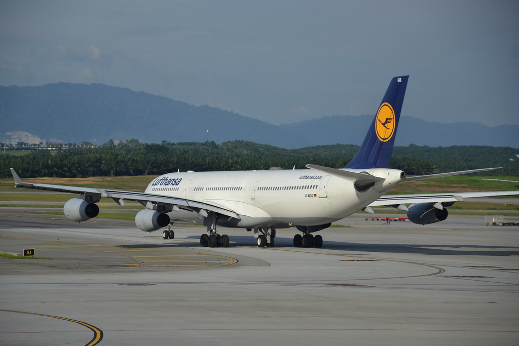 Photo of Lufthansa D-AIGS, Airbus A340-300