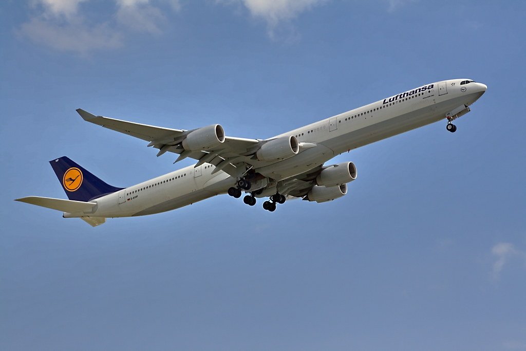 Photo of Lufthansa D-AIHP, Airbus A340-600