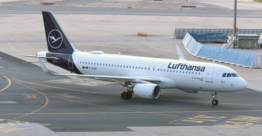 Photo of Lufthansa D-AIZW, Airbus A320