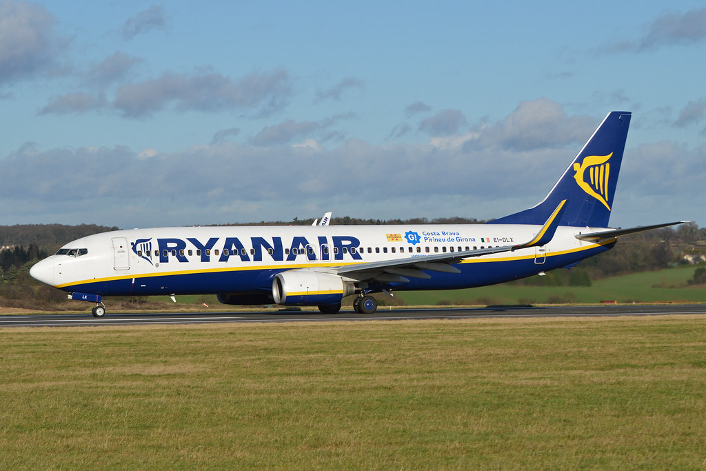 Photo of Ryanair EI-DLX, Boeing 737-800