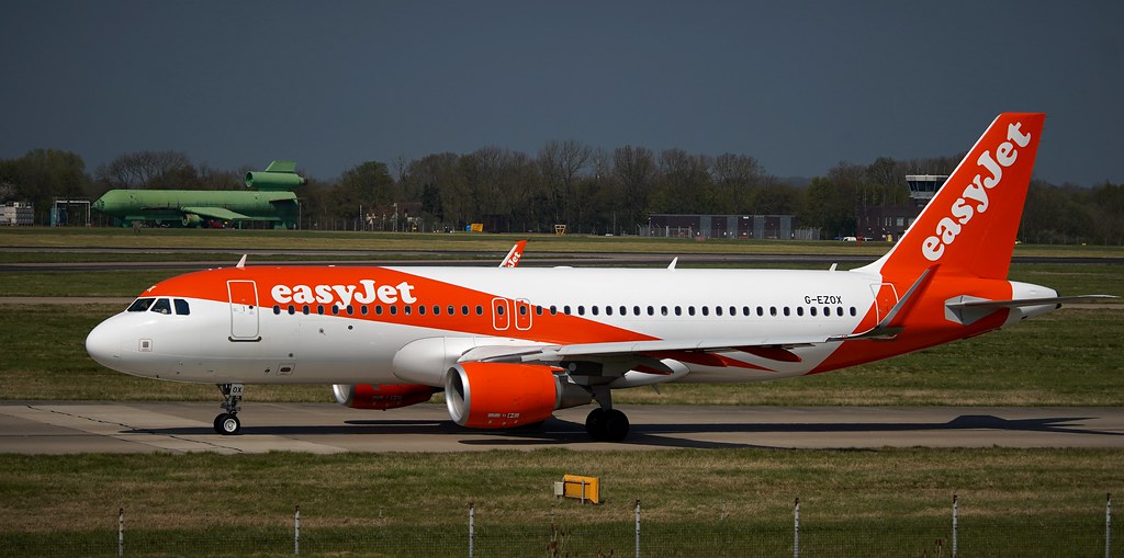 Photo of Easyjet G-EZOX, Airbus A320