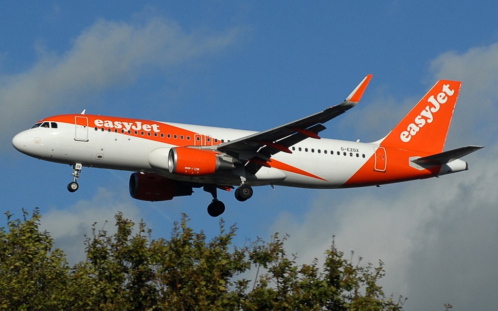 Photo of Easyjet G-EZOX, Airbus A320