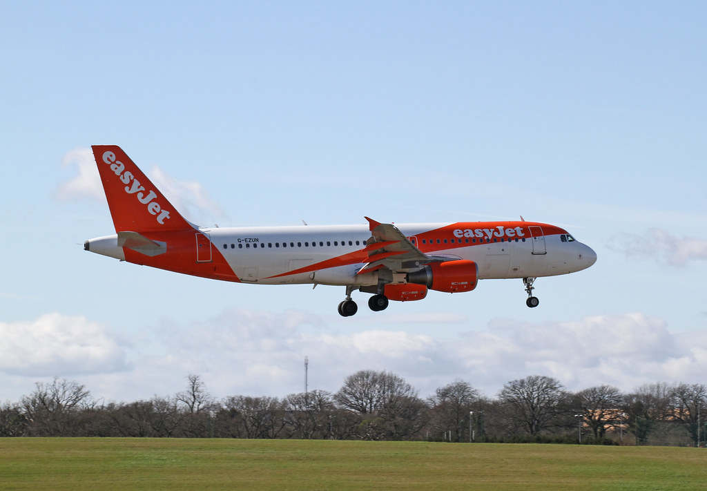 Photo of Easyjet G-EZUN, Airbus A320
