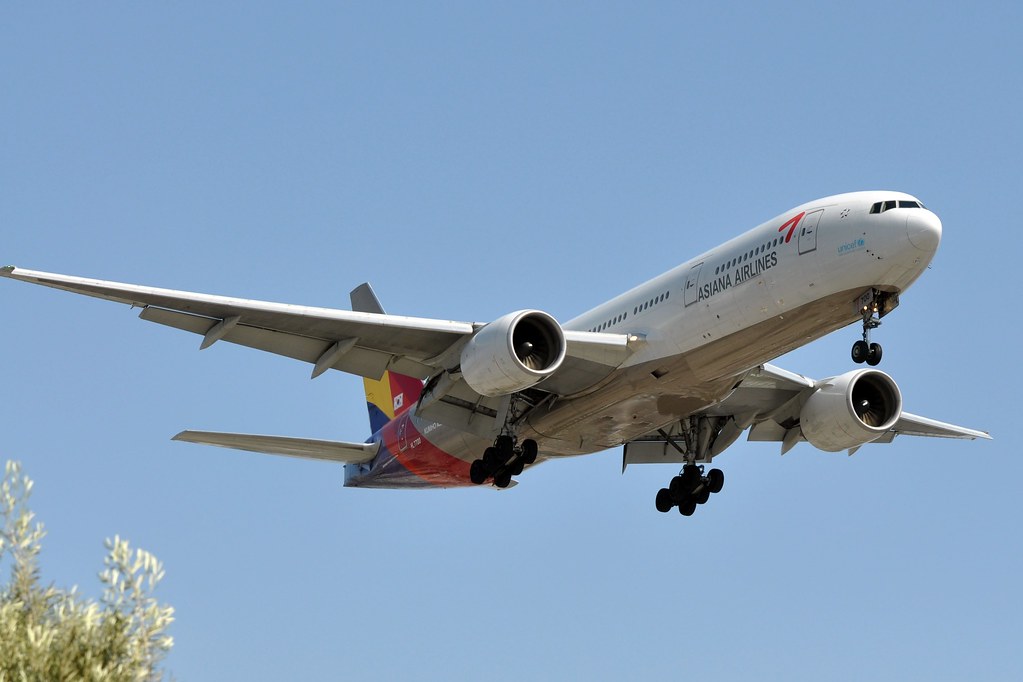 Photo of Asiana Airlines HL7700, Boeing 777-200