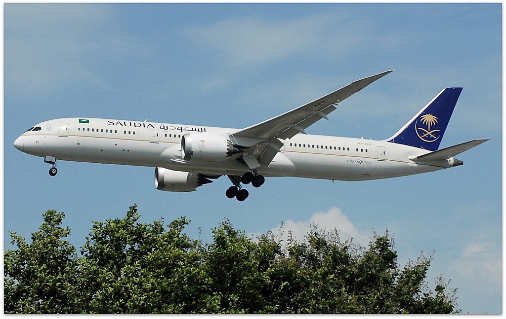 Photo of Saudi Arabian Airlines HZ-AR11, Boeing 787-9 Dreamliner