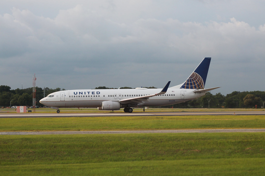 Photo of United N12216, Boeing 737-800