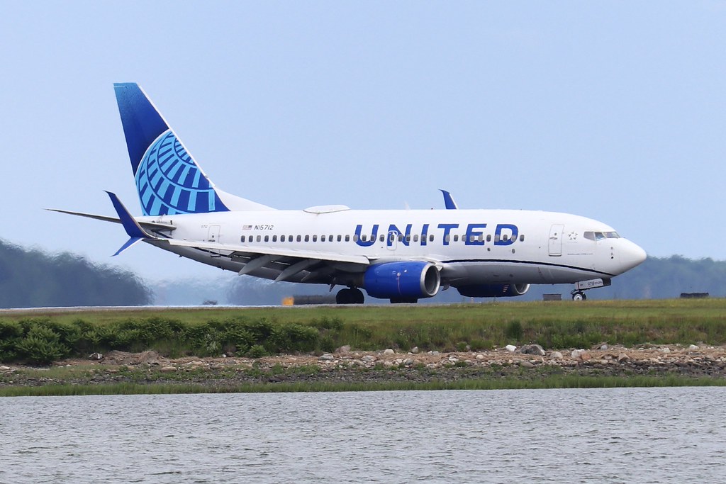 Photo of United N15712, Boeing 737-700