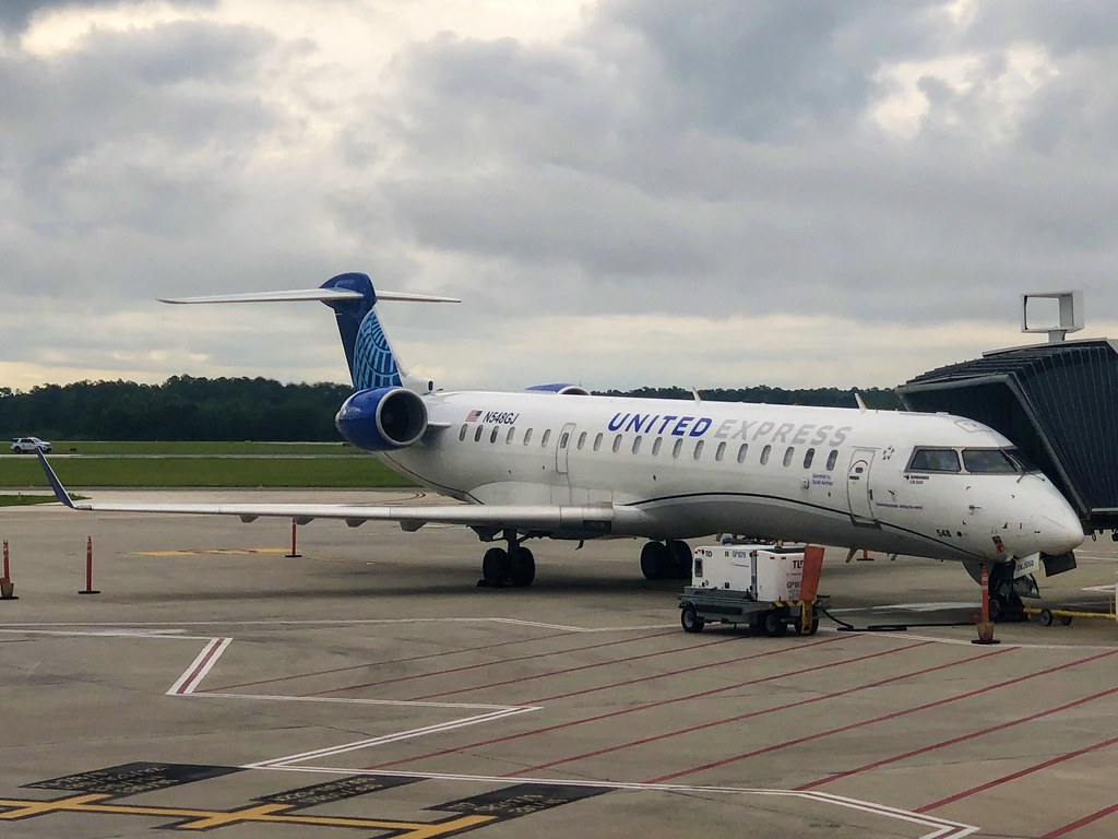 Photo of GoJet Airlines N548GJ, Canadair CRJ-700