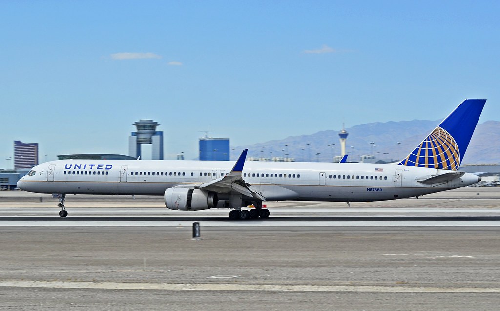 Photo of United N57869, Boeing 757-300