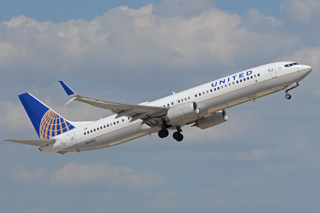 Photo of United N66825, Boeing 737-900