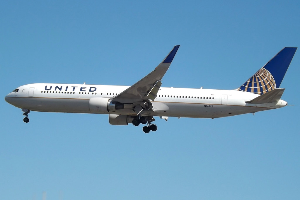 Photo of United N668UA, Boeing 767-300
