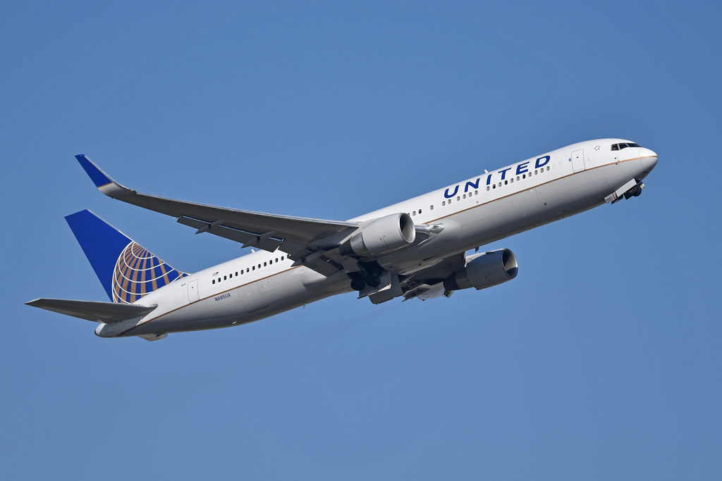 Photo of United N685UA, Boeing 767-300