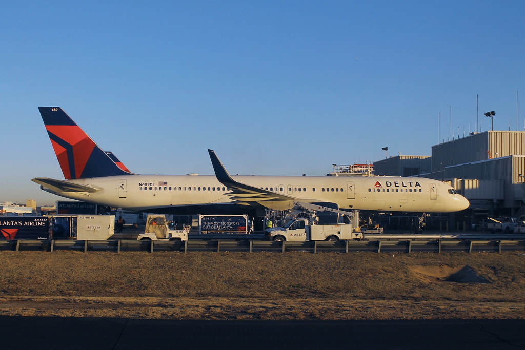 Photo of Delta Airlines N689DL, Boeing 757-200